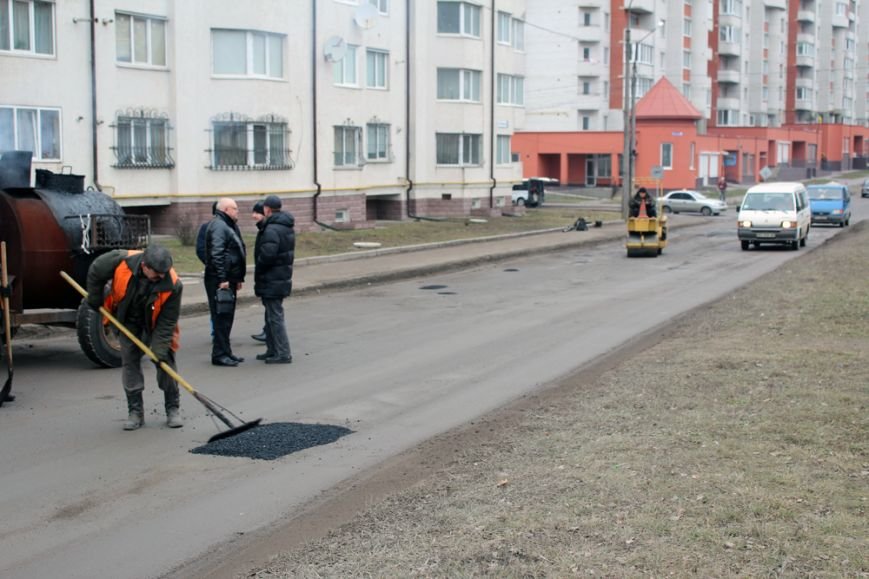 Ямковий ремонт доріг комунальники проведуть практично на усіх масивах Тернополя (фото) (фото) - фото 1 Ямковий ремонт доріг комунальники проведуть практично на усіх масивах Тернополя (фото) (фото) - фото 1