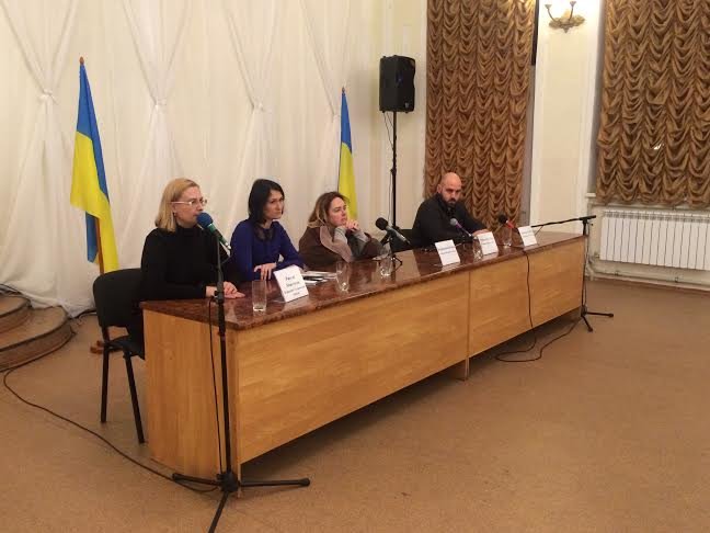 В Мариуполе «интеллектуальный десант» предложил волонтерам активно противодействовать «бабкам за бабки» (ФОТО) (фото) - фото 1 В Мариуполе «интеллектуальный десант» предложил волонтерам активно противодействовать «бабкам за бабки» (ФОТО) (фото) - фото 1