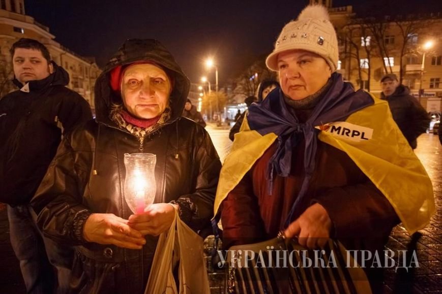 В Мариуполе на девятинах по погибшим в результате теракта на Восточном зажгли поминальные свечи (ФОТО) (фото) - фото 1 В Мариуполе на девятинах по погибшим в результате теракта на Восточном зажгли поминальные свечи (ФОТО) (фото) - фото 1