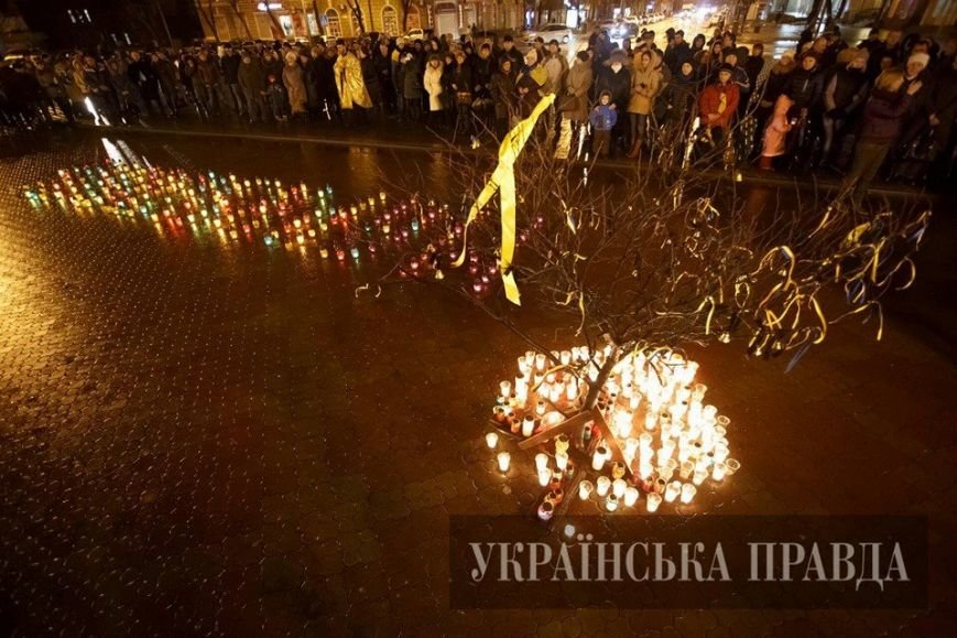 В Мариуполе на девятинах по погибшим в результате теракта на Восточном зажгли поминальные свечи (ФОТО) (фото) - фото 1 В Мариуполе на девятинах по погибшим в результате теракта на Восточном зажгли поминальные свечи (ФОТО) (фото) - фото 1