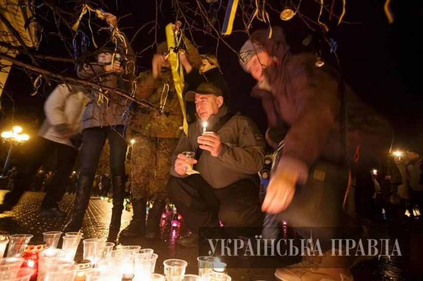 В Мариуполе на девятинах по погибшим в результате теракта на Восточном зажгли поминальные свечи (ФОТО) (фото) - фото 1 В Мариуполе на девятинах по погибшим в результате теракта на Восточном зажгли поминальные свечи (ФОТО) (фото) - фото 1