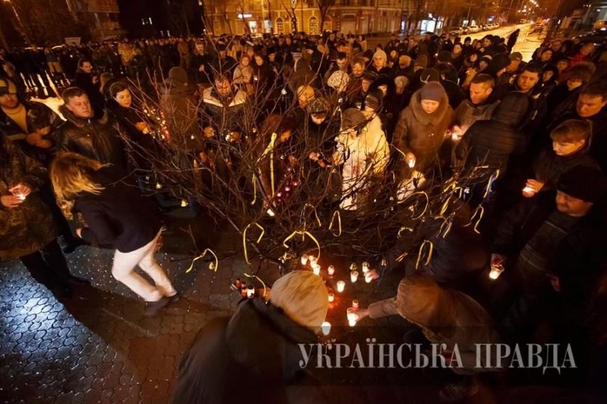 В Мариуполе на девятинах по погибшим в результате теракта на Восточном зажгли поминальные свечи (ФОТО) (фото) - фото 1 В Мариуполе на девятинах по погибшим в результате теракта на Восточном зажгли поминальные свечи (ФОТО) (фото) - фото 1