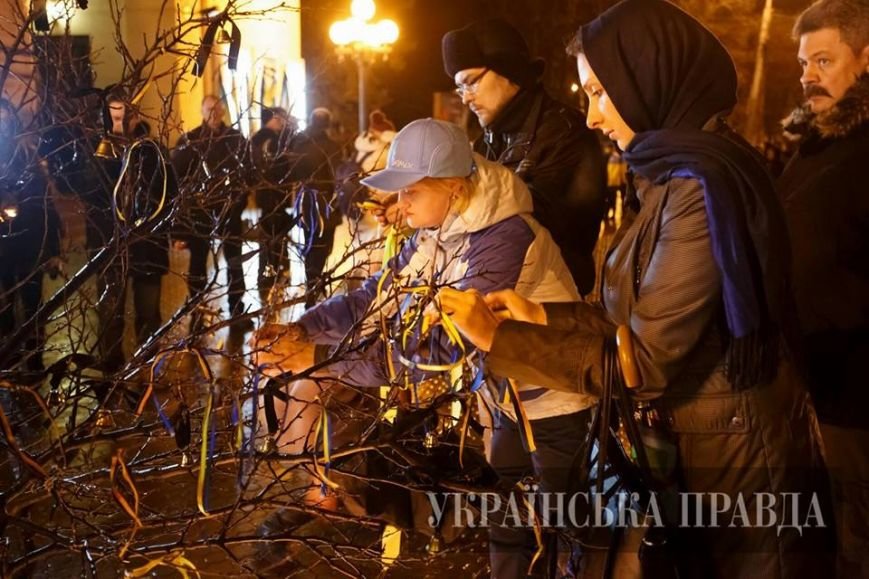 В Мариуполе на девятинах по погибшим в результате теракта на Восточном зажгли поминальные свечи (ФОТО) (фото) - фото 1 В Мариуполе на девятинах по погибшим в результате теракта на Восточном зажгли поминальные свечи (ФОТО) (фото) - фото 1