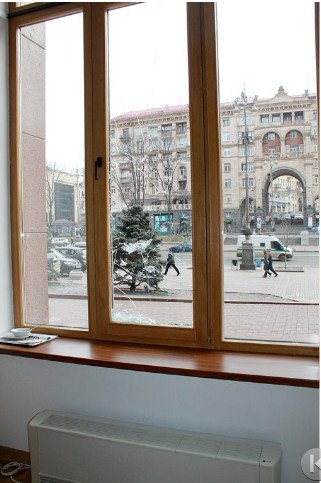 В Киеве пьяный хулиган разбил окна в КГГА (ФОТО) (фото) - фото 1 В Киеве пьяный хулиган разбил окна в КГГА (ФОТО) (фото) - фото 1