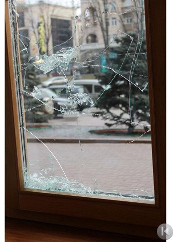 В Киеве пьяный хулиган разбил окна в КГГА (ФОТО) (фото) - фото 1 В Киеве пьяный хулиган разбил окна в КГГА (ФОТО) (фото) - фото 1