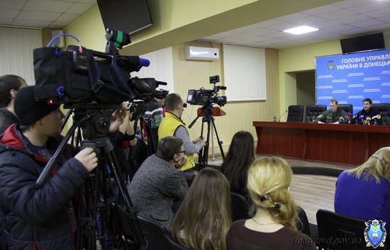 2015_02_02_Mariupol_Press-konferencija Abroskin-Shkirjak_3s