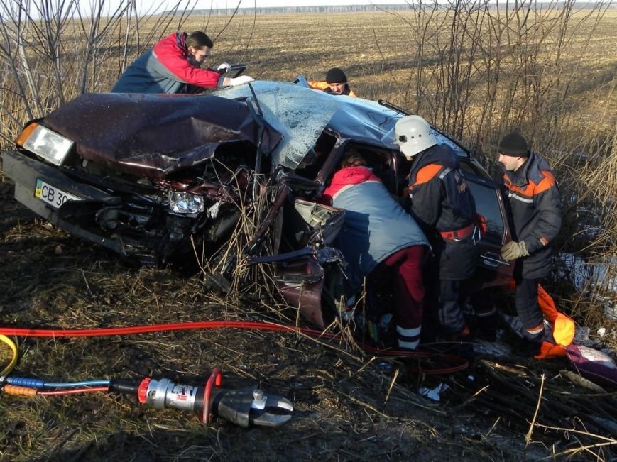 За день рядом с Черниговом спасателям пришлось дважды вырезать людей из пострадавших в ДТП автомобилей (фото) - фото 1 За день рядом с Черниговом спасателям пришлось дважды вырезать людей из пострадавших в ДТП автомобилей (фото) - фото 1