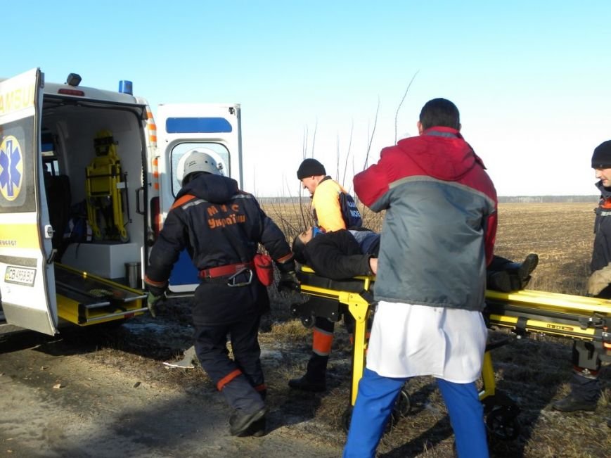 За день рядом с Черниговом спасателям пришлось дважды вырезать людей из пострадавших в ДТП автомобилей (фото) - фото 1 За день рядом с Черниговом спасателям пришлось дважды вырезать людей из пострадавших в ДТП автомобилей (фото) - фото 1