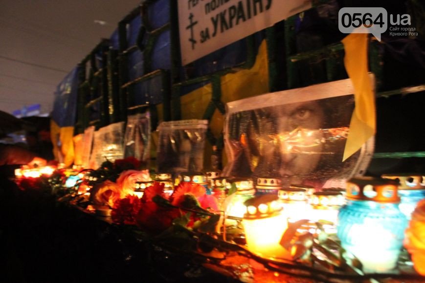 Под Кривым Рогом погиб Скрябин, сотни криворожан почтили его память на 95 квартале, а милиция нашла телефонного «террориста» (фото) - фото 1 Под Кривым Рогом погиб Скрябин, сотни криворожан почтили его память на 95 квартале, а милиция нашла телефонного «террориста» (фото) - фото 1