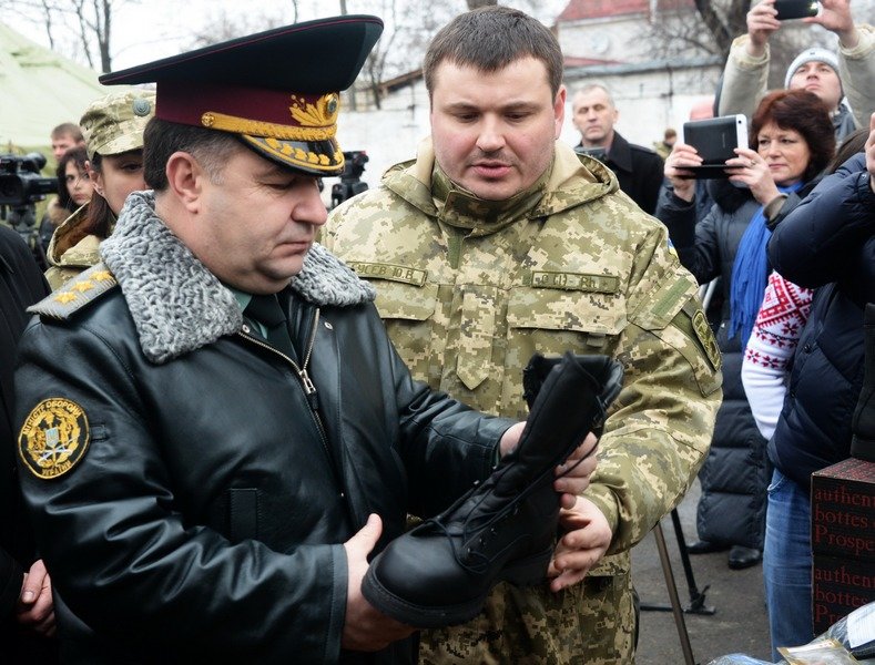 В Одессе Министр обороны проинспектировал получение «гуманитрки» из Канады (фото) - фото 4 В Одессе Министр обороны проинспектировал получение «гуманитрки» из Канады (фото) - фото 4
