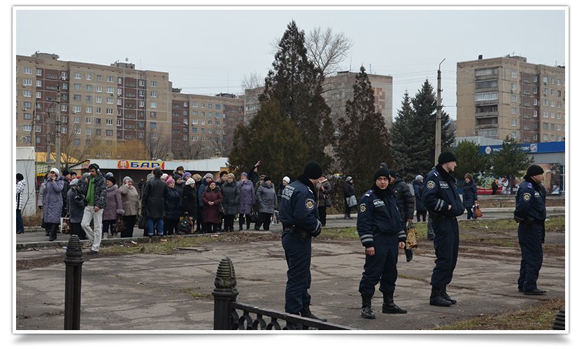 В Краматорске пикетируют военкомат противники мобилизации (фото) - фото 6 В Краматорске пикетируют военкомат противники мобилизации (фото) - фото 6