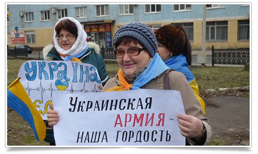 В Краматорске пикетируют военкомат противники мобилизации (фото) - фото 1 В Краматорске пикетируют военкомат противники мобилизации (фото) - фото 1