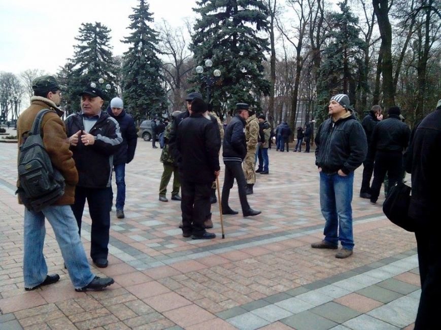 В Киеве представители батальонов пикетируют Раду и АП и требуют введения военного положения (ФОТО) (фото) - фото 1 В Киеве представители батальонов пикетируют Раду и АП и требуют введения военного положения (ФОТО) (фото) - фото 1