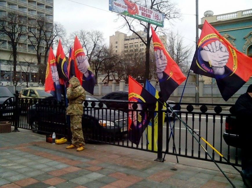 В Киеве представители батальонов пикетируют Раду и АП и требуют введения военного положения (ФОТО) (фото) - фото 1 В Киеве представители батальонов пикетируют Раду и АП и требуют введения военного положения (ФОТО) (фото) - фото 1