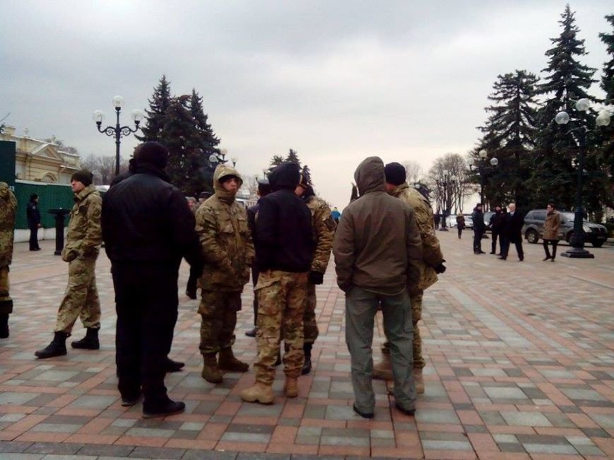 В Киеве представители батальонов пикетируют Раду и АП и требуют введения военного положения (ФОТО) (фото) - фото 1 В Киеве представители батальонов пикетируют Раду и АП и требуют введения военного положения (ФОТО) (фото) - фото 1