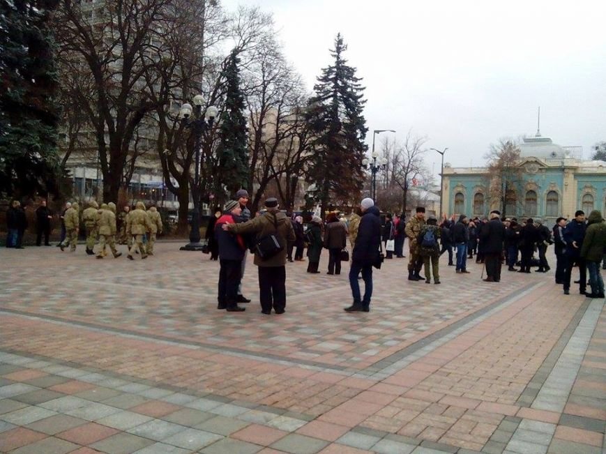 В Киеве представители батальонов пикетируют Раду и АП и требуют введения военного положения (ФОТО) (фото) - фото 1 В Киеве представители батальонов пикетируют Раду и АП и требуют введения военного положения (ФОТО) (фото) - фото 1
