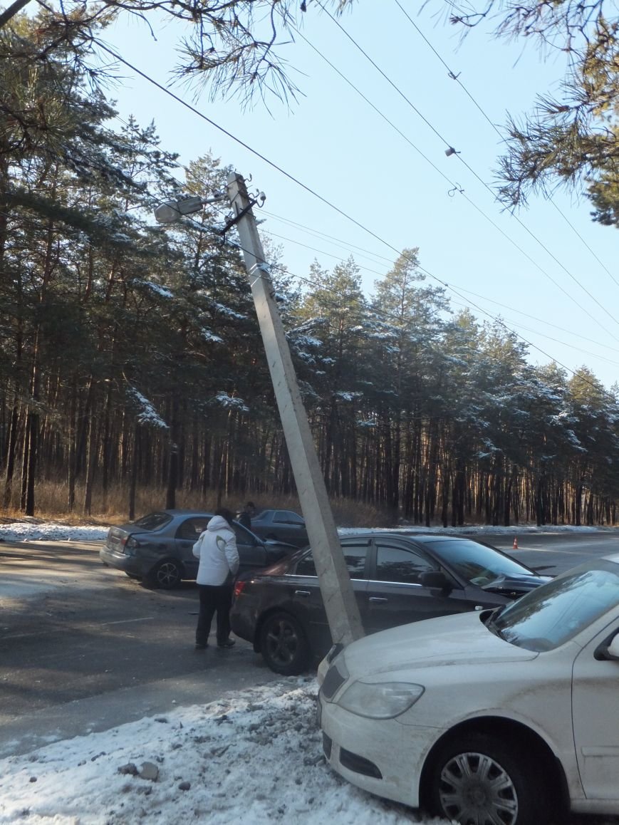 В Кировограде произошло масштабное ДТП с участием трех автомобилей и электроопоры. Фото (фото) - фото 1 В Кировограде произошло масштабное ДТП с участием трех автомобилей и электроопоры. Фото (фото) - фото 1