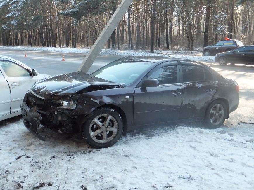 В Кировограде произошло масштабное ДТП с участием трех автомобилей и электроопоры. Фото (фото) - фото 1 В Кировограде произошло масштабное ДТП с участием трех автомобилей и электроопоры. Фото (фото) - фото 1