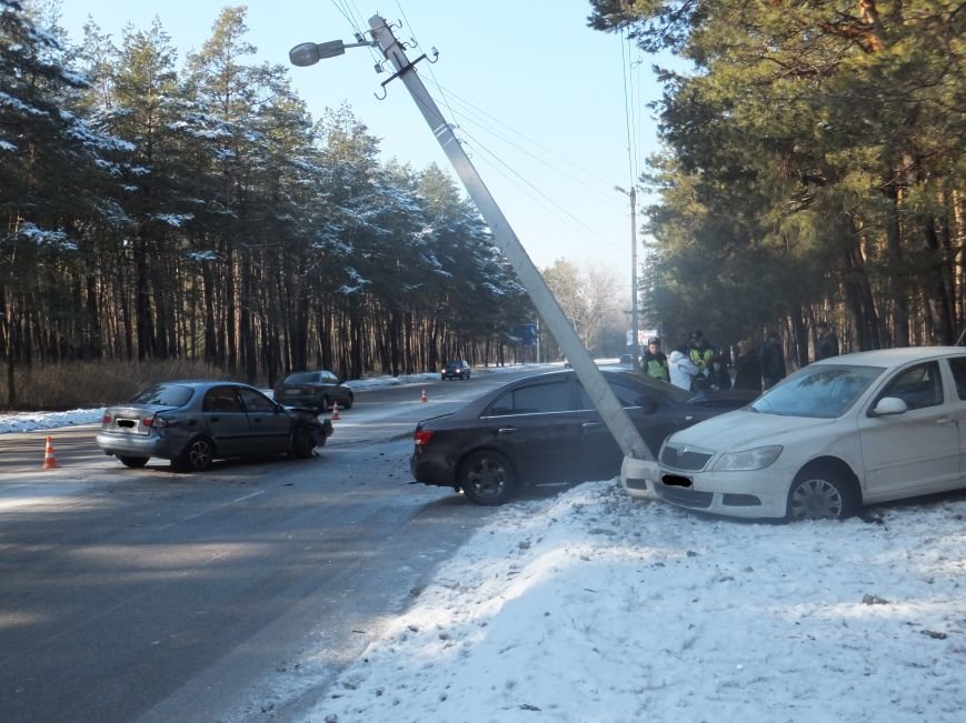 В Кировограде произошло масштабное ДТП с участием трех автомобилей и электроопоры. Фото (фото) - фото 1 В Кировограде произошло масштабное ДТП с участием трех автомобилей и электроопоры. Фото (фото) - фото 1