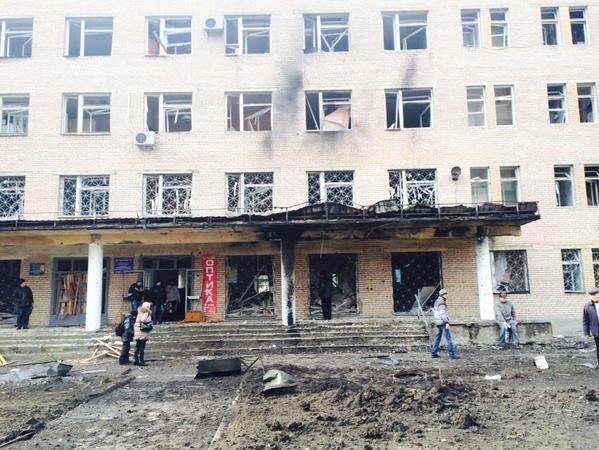 В Донецке Текстильщик попал под мощный артобстрел - снаряды попали в больницу и детсад (фото) - фото 1 В Донецке Текстильщик попал под мощный артобстрел - снаряды попали в больницу и детсад (фото) - фото 1