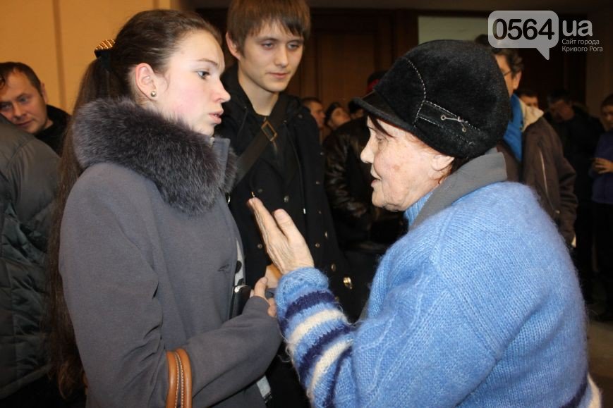 В Кривом Роге: «заминировали» УВД, выписали повестки заместителю мэ... В Кривом Роге: «заминировали» УВД, выписали повестки заместителю мэра и организатору акции протеста, активисты сели за стол переговоров (фото) - фо...