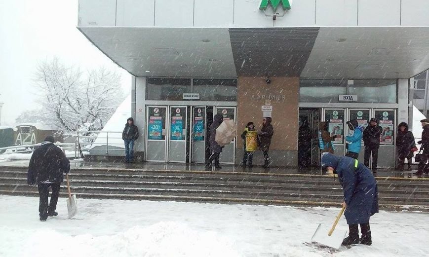 Сегодня из-за снегопада столичное метро будет работать на час дольше (ФОТО) (фото) - фото 1 Сегодня из-за снегопада столичное метро будет работать на час дольше (ФОТО) (фото) - фото 1