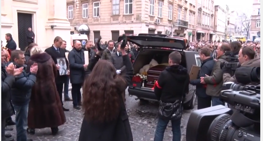 У Львові під оплески тисячі шанувальників попрощались із Кузьмою Скрябіним (фото) - фото 3 У Львові під оплески тисячі шанувальників попрощались із Кузьмою Скрябіним (фото) - фото 3