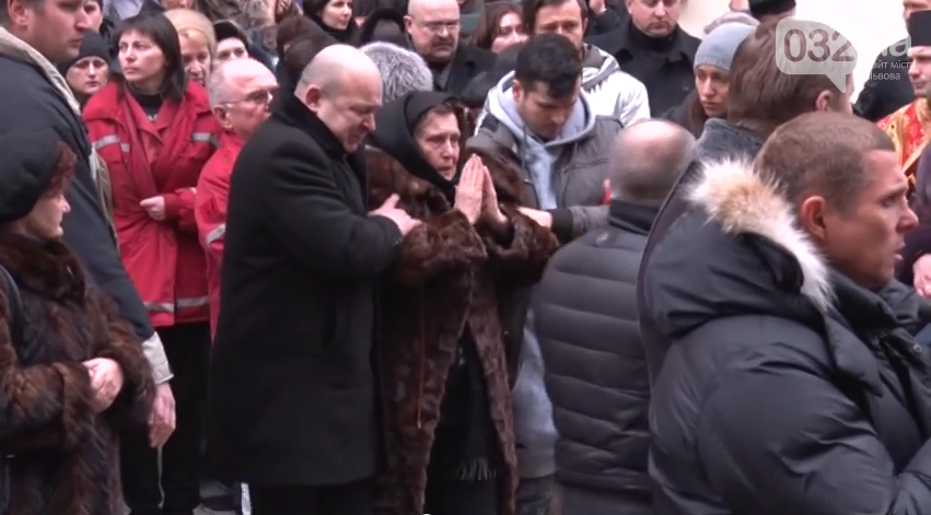 У Львові під оплески тисячі шанувальників попрощались із Кузьмою Скрябіним (фото) - фото 1 У Львові під оплески тисячі шанувальників попрощались із Кузьмою Скрябіним (фото) - фото 1