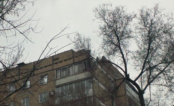 В Донецке снаряд попал в цех завода «Геркулес» - в результате ночного артобстрела пострадали десятки домов (ФОТО) (фото) - фото 1 В Донецке снаряд попал в цех завода «Геркулес» - в результате ночного артобстрела пострадали десятки домов (ФОТО) (фото) - фото 1