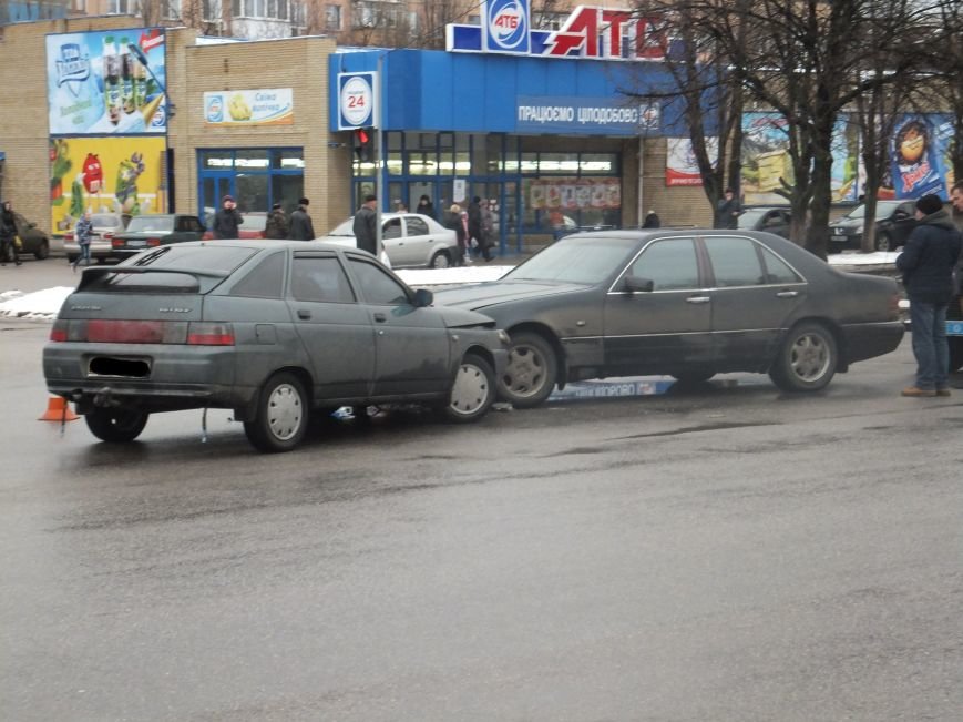 В Кировограде лоб в лоб столкнулись два автомобиля. ФОТО (фото) - фото 1 В Кировограде лоб в лоб столкнулись два автомобиля. ФОТО (фото) - фото 1
