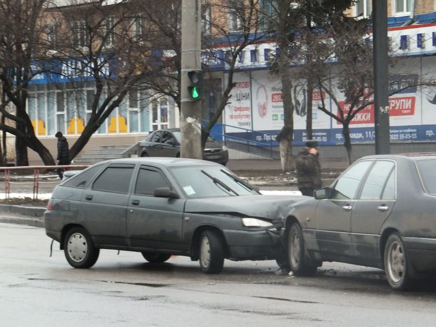 В Кировограде лоб в лоб столкнулись два автомобиля. ФОТО (фото) - фото 1 В Кировограде лоб в лоб столкнулись два автомобиля. ФОТО (фото) - фото 1