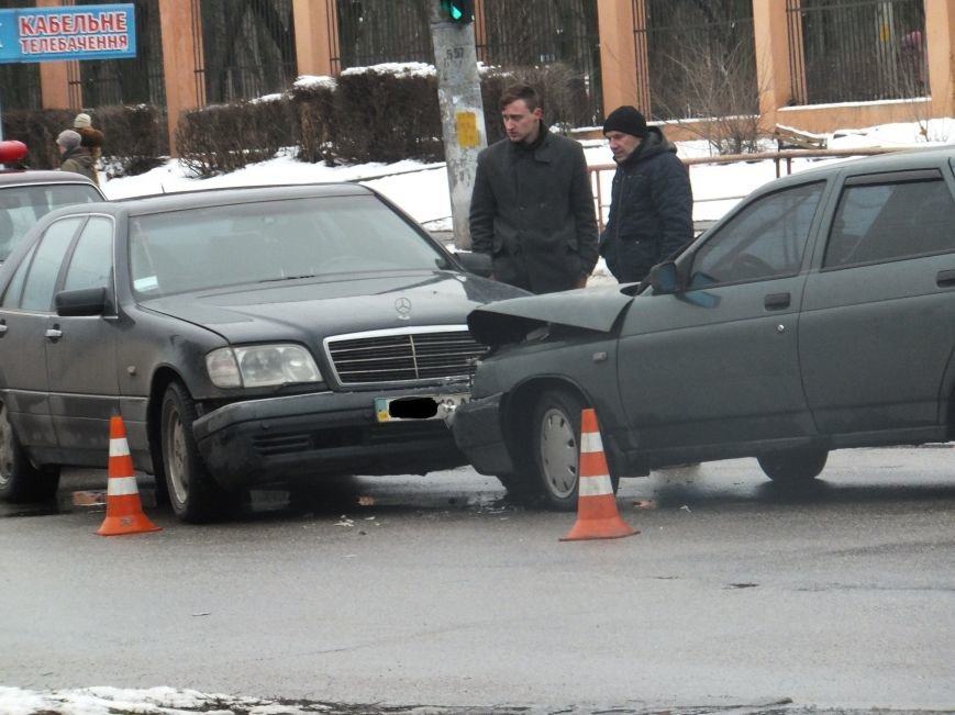 В Кировограде лоб в лоб столкнулись два автомобиля. ФОТО (фото) - фото 1 В Кировограде лоб в лоб столкнулись два автомобиля. ФОТО (фото) - фото 1