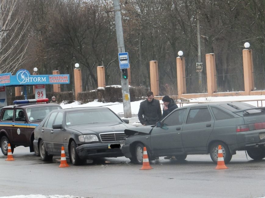 В Кировограде лоб в лоб столкнулись два автомобиля. ФОТО (фото) - фото 1 В Кировограде лоб в лоб столкнулись два автомобиля. ФОТО (фото) - фото 1