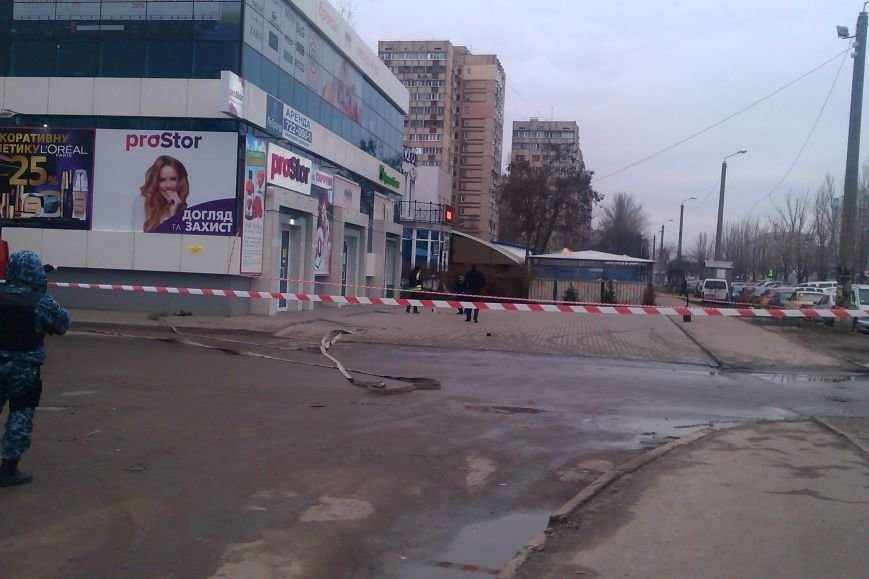 Обезвреживание бомбы в Одессе у «ПриватБанка» на Котовского: Как это было (ФОТО, ВИДЕО) (фото) - фото 1 Обезвреживание бомбы в Одессе у «ПриватБанка» на Котовского: Как это было (ФОТО, ВИДЕО) (фото) - фото 1