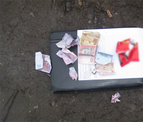 На Кіровоградщині оперативно затримали молодиків, які напали на людину похилого віку (фото) - фото 1 На Кіровоградщині оперативно затримали молодиків, які напали на людину похилого віку (фото) - фото 1