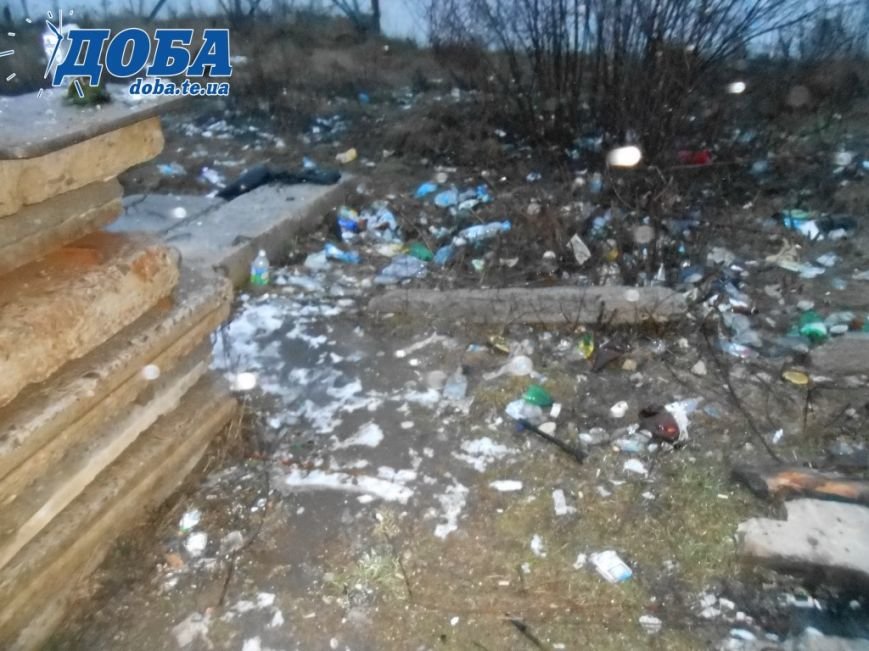 Ввечері біля колишнього стадіону у Тернополі збираються підозрілі особи (фото) (фото) - фото 1 Ввечері біля колишнього стадіону у Тернополі збираються підозрілі особи (фото) (фото) - фото 1