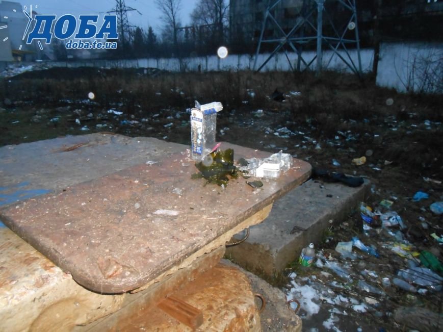 Ввечері біля колишнього стадіону у Тернополі збираються підозрілі особи (фото) (фото) - фото 1 Ввечері біля колишнього стадіону у Тернополі збираються підозрілі особи (фото) (фото) - фото 1