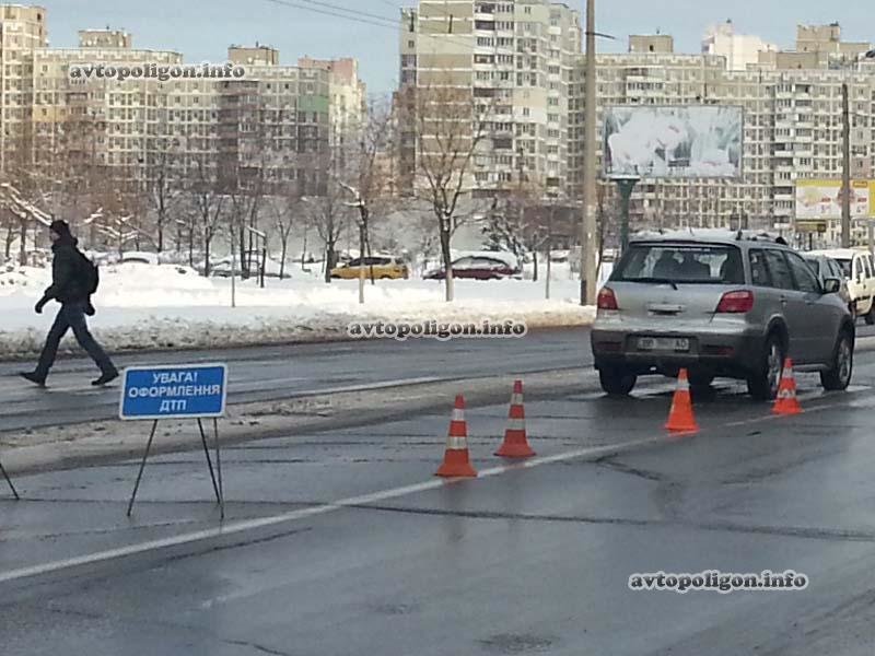 В Киеве «Мицубиси» на пешеходном переходе сбил женщину с ребенком (Добавлено ФОТО) (фото) - фото 1 В Киеве «Мицубиси» на пешеходном переходе сбил женщину с ребенком (Добавлено ФОТО) (фото) - фото 1