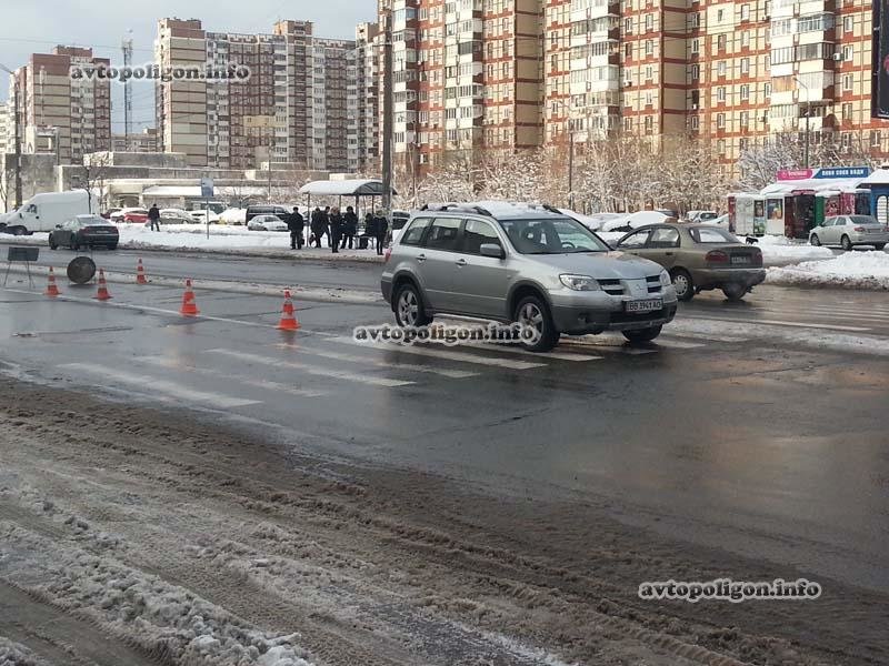 В Киеве «Мицубиси» на пешеходном переходе сбил женщину с ребенком (Добавлено ФОТО) (фото) - фото 1 В Киеве «Мицубиси» на пешеходном переходе сбил женщину с ребенком (Добавлено ФОТО) (фото) - фото 1