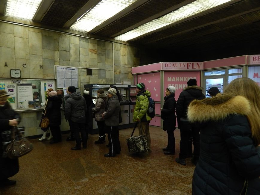 Киевляне выстроились в очереди за жетонами метро (ФОТОФАКТ) (фото) - фото 1 Киевляне выстроились в очереди за жетонами метро (ФОТОФАКТ) (фото) - фото 1
