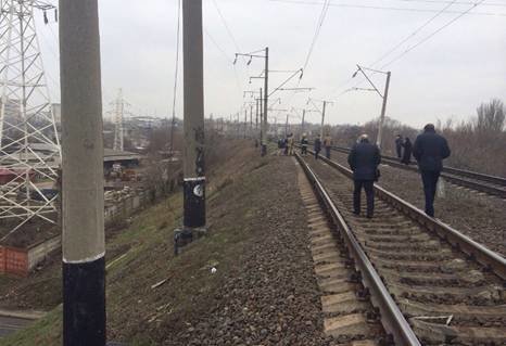 СБУ: Под железную дорогу в Одессе террористы подложили семь тротиловых шашек (фото) - фото 1 СБУ: Под железную дорогу в Одессе террористы подложили семь тротиловых шашек (фото) - фото 1