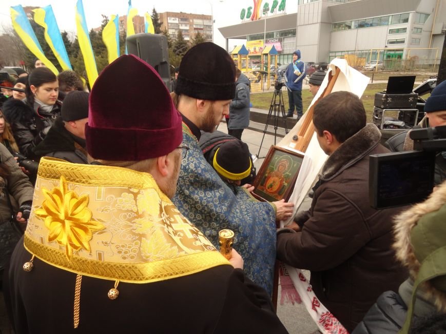 В Мариуполе прошел молебен перд мироточащей иконой Божей Матери «Знамение» (ФОТОРЕПОРТАЖ) (фото) - фото 1 В Мариуполе прошел молебен перд мироточащей иконой Божей Матери «Знамение» (ФОТОРЕПОРТАЖ) (фото) - фото 1