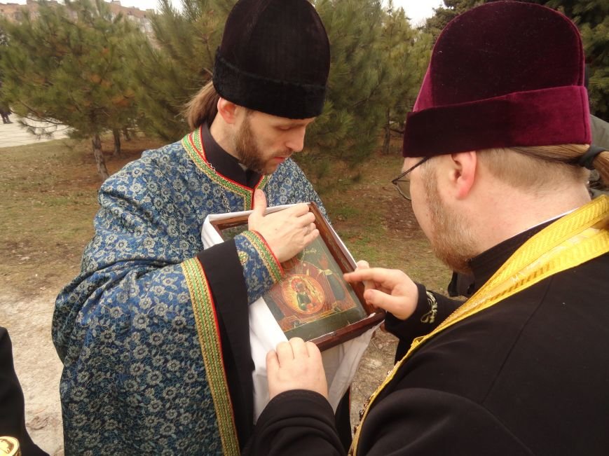 В Мариуполе прошел молебен перд мироточащей иконой Божей Матери «Знамение» (ФОТОРЕПОРТАЖ) (фото) - фото 1 В Мариуполе прошел молебен перд мироточащей иконой Божей Матери «Знамение» (ФОТОРЕПОРТАЖ) (фото) - фото 1