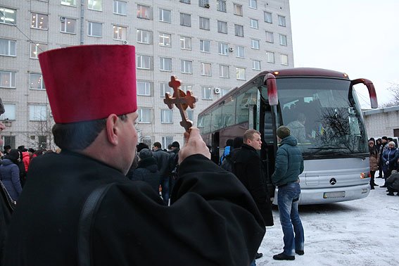В зону АТО отправилась очередная группа черниговских милиционеров (фото) - фото 1 В зону АТО отправилась очередная группа черниговских милиционеров (фото) - фото 1