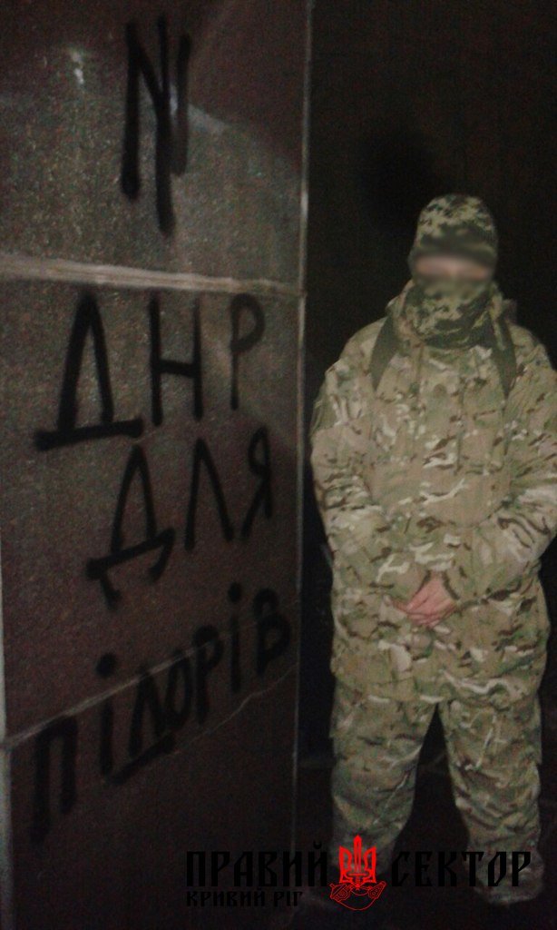 Активисты Кривого Рога сбросили памятники Дзержинскому, Карлу Либкнехту и Артему (ФОТО) (фото) - фото 3 Активисты Кривого Рога сбросили памятники Дзержинскому, Карлу Либкнехту и Артему (ФОТО) (фото) - фото 3