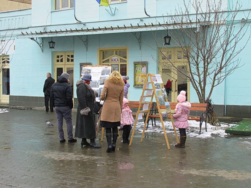 В Ужгороді на пл. Театральній відбулася фотовиставка «Волонтери в зоні АТО» (ФОТОРЕПОРТАЖ) (фото) - фото 3 В Ужгороді на пл. Театральній відбулася фотовиставка «Волонтери в зоні АТО» (ФОТОРЕПОРТАЖ) (фото) - фото 3