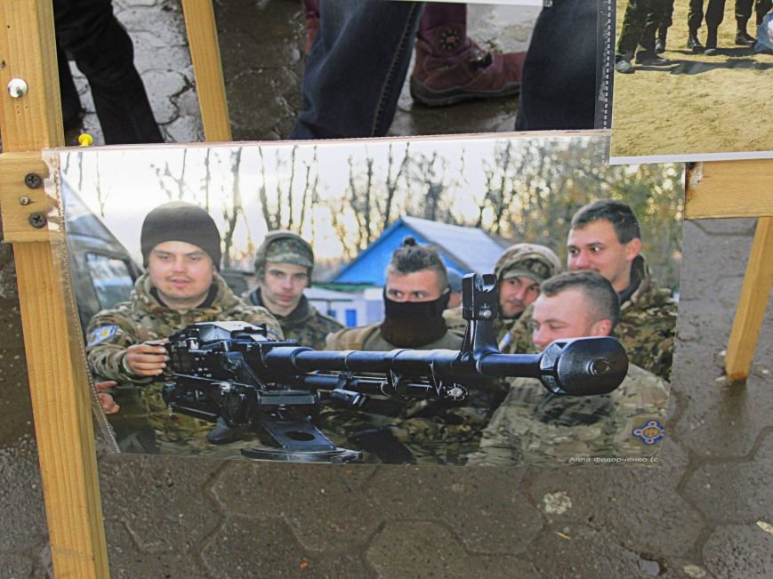 В Ужгороді на пл. Театральній відбулася фотовиставка «Волонтери в зоні АТО» (ФОТОРЕПОРТАЖ) (фото) - фото 6 В Ужгороді на пл. Театральній відбулася фотовиставка «Волонтери в зоні АТО» (ФОТОРЕПОРТАЖ) (фото) - фото 6