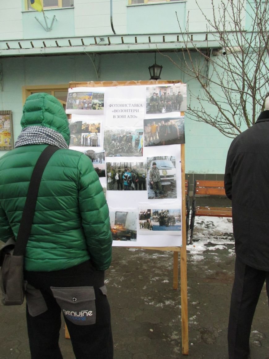 В Ужгороді на пл. Театральній відбулася фотовиставка «Волонтери в зоні АТО» (ФОТОРЕПОРТАЖ) (фото) - фото 5 В Ужгороді на пл. Театральній відбулася фотовиставка «Волонтери в зоні АТО» (ФОТОРЕПОРТАЖ) (фото) - фото 5