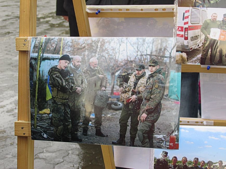 В Ужгороді на пл. Театральній відбулася фотовиставка «Волонтери в зоні АТО» (ФОТОРЕПОРТАЖ) (фото) - фото 9 В Ужгороді на пл. Театральній відбулася фотовиставка «Волонтери в зоні АТО» (ФОТОРЕПОРТАЖ) (фото) - фото 9