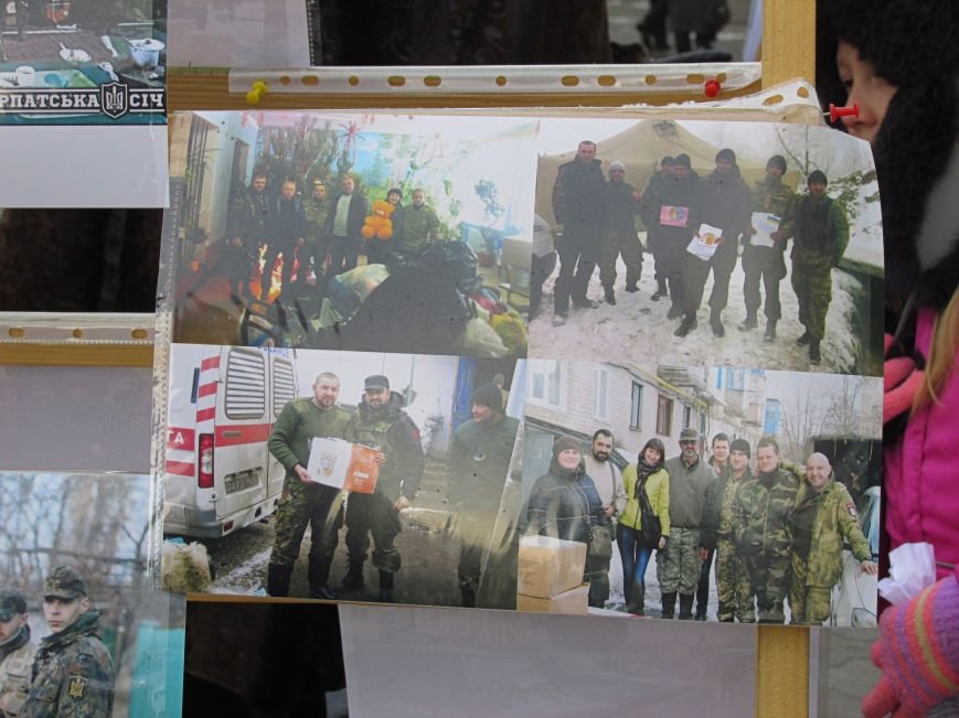 В Ужгороді на пл. Театральній відбулася фотовиставка «Волонтери в зоні АТО» (ФОТОРЕПОРТАЖ) (фото) - фото 10 В Ужгороді на пл. Театральній відбулася фотовиставка «Волонтери в зоні АТО» (ФОТОРЕПОРТАЖ) (фото) - фото 10